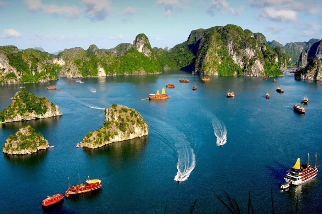 Ture brodom su neizostavan deo posete Halong Bay-u